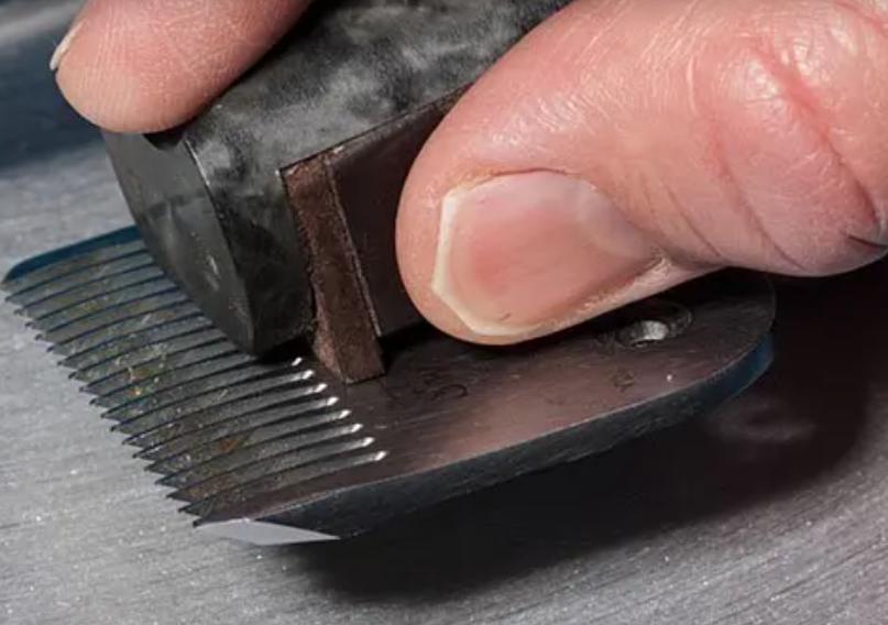 Wie man Haarschneidemaschinenklingen mit einem Wetzstein schärft